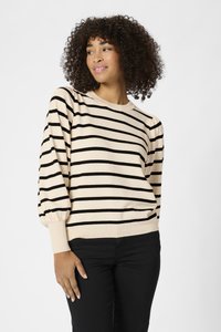 Maglione beige chiaro con righe nere, dotato di collo rotondo e maniche lunghe a sbuffo, realizzato in tessuto lavorato a maglia. Indossato con pantaloni neri.