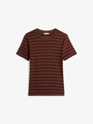 Brūns svītrots T-krekls ar horizontālām bordo svītrām, apaļu kakla izgriezumu un mazu logo detaļu uz krūtīm. Īsas piedurknes.
