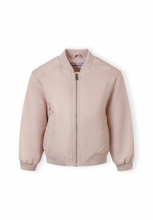Jasnoróżowa dziecięca kurtka typu bomber z przednim zamkiem błyskawicznym, prążkowanym kołnierzem, mankietami i paskiem na dole, na białym tle.
