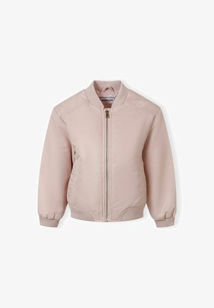 Šviesiai rožinė vaikiška bombonešio striukė su priekiu užtrauktuku, su ribotais apykakle, rankogaliais ir liemenės apačia ant balto fono.