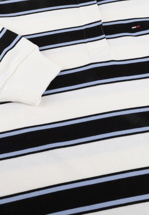 Hvid polo-shirt med sorte og lyseblå striber, der har ribbede ærmekanter og et lille logo-patch. Blød stofstruktur, klassisk krave.