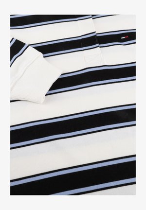 Hvid polo-shirt med sorte og lyseblå striber, der har ribbede ærmekanter og et lille logo-patch. Blød stofstruktur, klassisk krave.