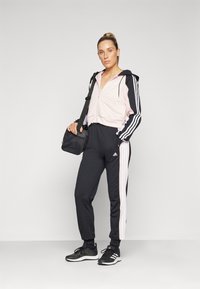 adidas Sportswear BOLDBLOCK TRACKSUIT - Tuta - black/sandy pink