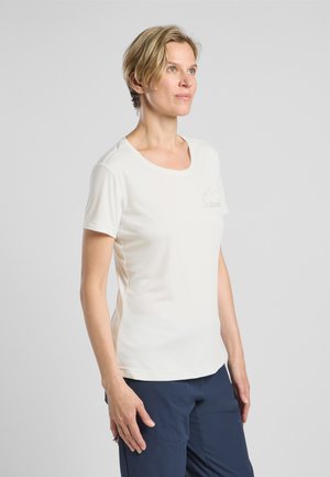T-shirt blanc à manches courtes en tissu lisse, avec un col rond et un petit graphisme de montagne sur la poitrine gauche.