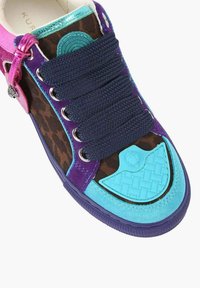 Sneaker multicolore con tomaia in camoscio e tessuto; presenta stampa leopardata in viola, turchese e marrone. Design con lacci e dettagli metallici.