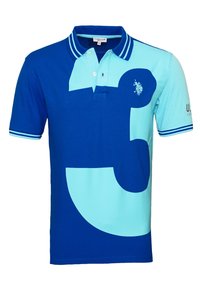 Polo bleu avec un grand graphique bleu clair et un petit logo. Il présente un col, trois boutons et des poignets rayés.