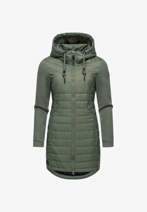 Oliivroheline isoleeritud mantel, millel on lukuga ees, kapuuts ja kaks küljetaskut. Omab tikandiga kehaosa ja siledat, pikka varrukat.