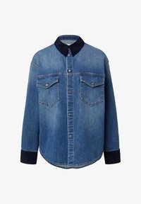 Camisa de mezclilla azul claro con un cuello de pana oscuro, que cuenta con dos bolsillos en el pecho, cierre de botones y mangas largas con puños oscuros.