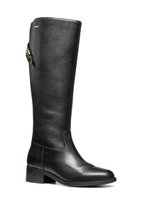 Bota de cuero negra hasta la rodilla con textura suave, punta cuadrada, tacón bajo y un acento decorativo de correa con un hebilla en tono dorado.