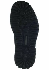 Sole in gomma nera con battistrada profondo, caratterizzata da un logo al centro e vari pattern testurizzati per aderenza e trazione.
