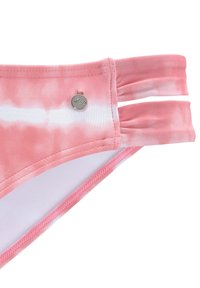 Rozā saišķa bikini apakšdaļa ar dubulto siksnu dizainu. Iespējas metāla zīmola logo un mīksta, gluda auduma. Šuvju detaļa gar malām.