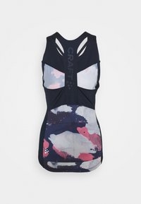Débardeur de sport Craft avec une base marine et un motif abstrait coloré dans des tons de rose et blanc. Des sections en mesh améliorent la respirabilité.