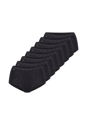 Dix slips noirs pour femmes avec panneaux latéraux en dentelle, disposés en rangée décalée sur fond blanc.