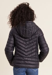 Giacca a vento nera con cappuccio, caratterizzata da sezioni a quadri orizzontali e a zigzag, texture liscia e chiusura con zip.