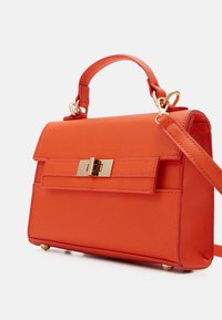 Sac à main structuré orange avec une texture lisse, doté d'une fermeture dorée, d'une poignée supérieure et d'une bandoulière amovible.