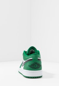 Jordan AIR JORDAN 1 LOW - Sapatilhas - pine green/black/white