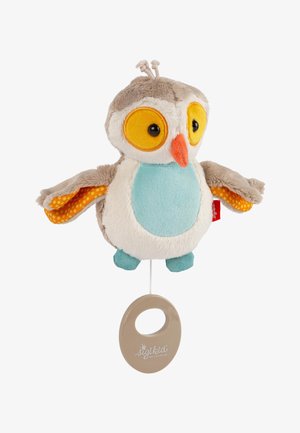 Giocattolo gufo di peluche con grandi occhi gialli, pancia blu, becco e ali arancioni, anello beige con logo "sigikid" appeso sotto.