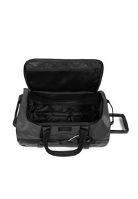 Zwart duffeltas op wielen met open bovenklep, met een ruim interieur en een gaasvak met rits aan de binnenkant van de klep.