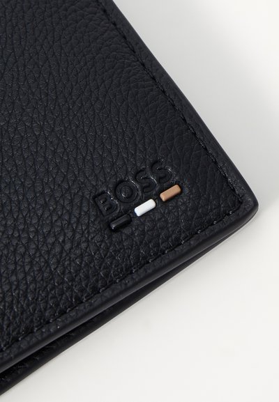 Portefeuille en cuir noir avec une surface texturée, présentant le logo "BOSS" en relief et des accents colorés en noir, blanc et marron.