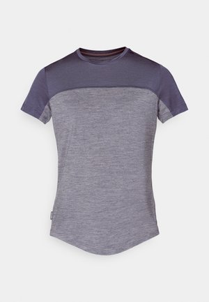 Kurzarm-T-Shirt in zwei Grautönen. Merkmale sind eine glatte Textur mit abgerundetem Saum und einem Rundhalskragen. Minimale Markenkennzeichnung an der Seite.
