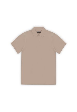 Beżowa koszulka polo z krótkim rękawem, kołnierzykiem i dwukolorową plisą z dwoma guzikami, rozłożona na białym tle.