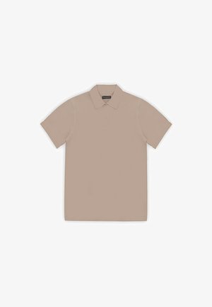 Beżowa koszulka polo z krótkim rękawem, kołnierzykiem i dwukolorową plisą z dwoma guzikami, rozłożona na białym tle.