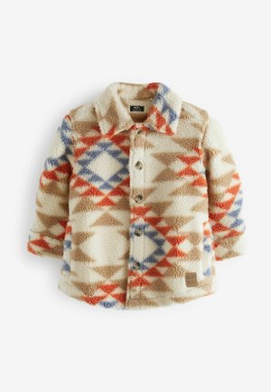 Veste polaire boutonnée avec col, présentant un motif géométrique beige, orange et bleu et une petite pièce marron sur l'ourlet avant.