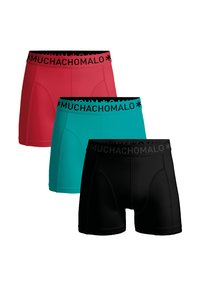Három pár férfi boxer alsónemű: piros, türkiz és fekete. Mindegyik fekete pánttal rendelkezik, rajta fehér betűkkel írva: "MUCHACHO MALO". Sima textúra, sportos dizájn.