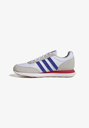 Sneakers z białą siateczką i szarym zamszem, z trzema niebieskimi paskami, czerwonym akcentem na podeszwie środkowej i gumową, tanową podeszwą.