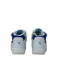 Sneaker alte bianche con accenti blu, texture liscia e chiusura con zip sul lato. Suola in gomma con motivo di trazione.