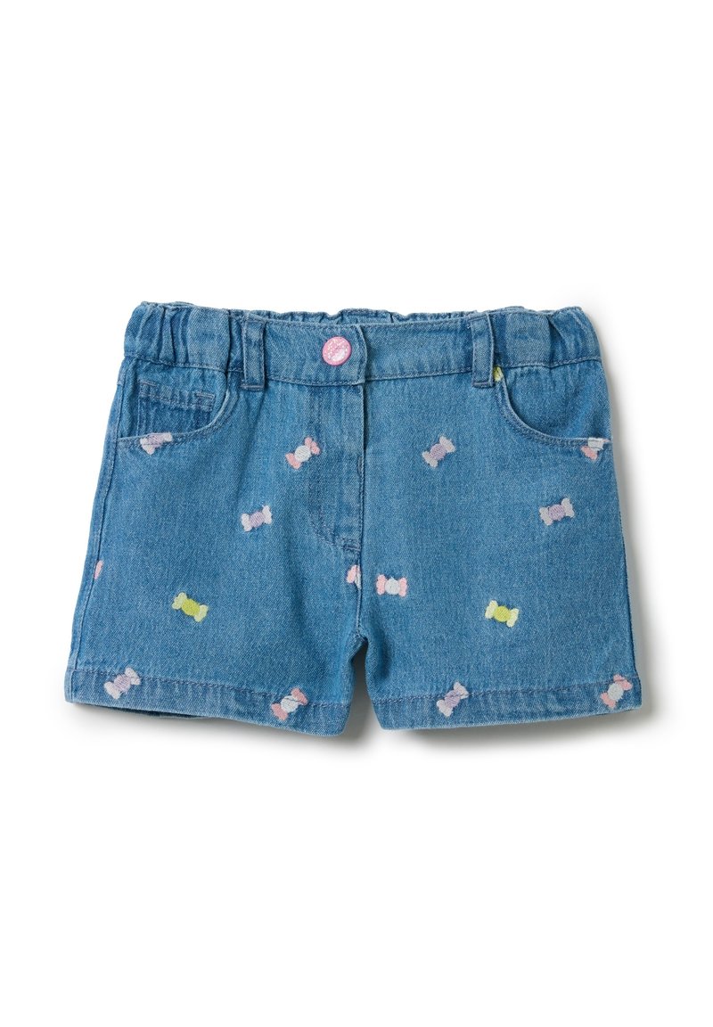 Pantalones cortos de mezclilla con cintura elástica, color azul claro, que presentan bordados en forma de lazo multicolores y dos bolsillos frontales. Detalle de botón rosa.