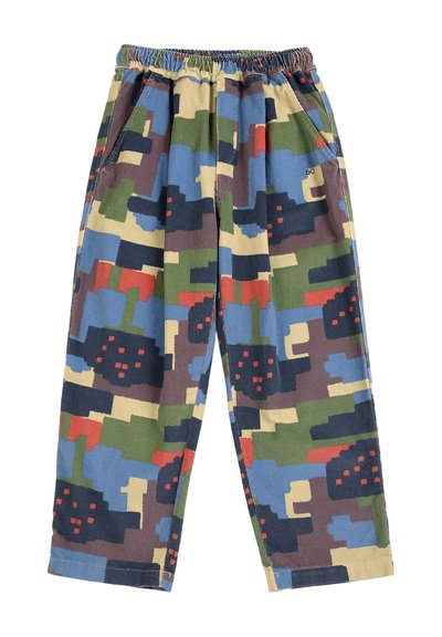 Pantalon ample avec taille élastique, poches latérales et motif camouflage pixellisé multicolore en vert, bleu, beige, marron et rouge.