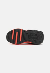 adidas Performance STAR WARS RUNNER KIDS UNISEX - Gyaloglócipő - core black/solar red/cloud white