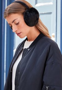 Next Panta/korvaläpät - black