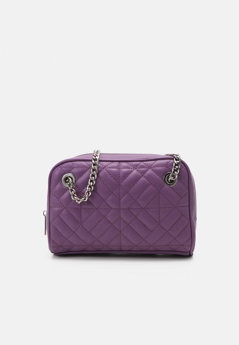 Borsa a tracolla viola trapuntata con forma rettangolare, tracolla in catena argentata e chiusura zip, caratterizzata da dettagliate motivi a diamante sulla superficie.