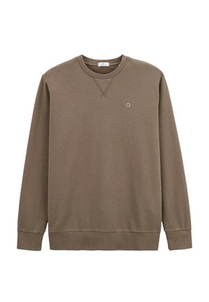 Sweat-shirt marron à manches longues avec col rond, poignets et ourlet côtelés, petit logo rond sur le côté gauche de la poitrine, et détail de couture en forme de V sous le col.
