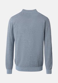 Vaaleansininen teksturoidulla pinnalla varustettu neulepusero, jossa on pitkät hihat, resorikaulus ja -hihansuut sekä sileä helma. Yksinkertainen muotoilu, sopii kerrostettavaksi.