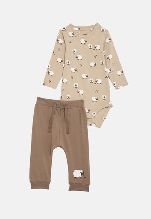 Babyset bestaande uit een beige romper met lange mouwen en schapenprint, gecombineerd met een bruine broek met elastische tailleband en schapengrafiek.