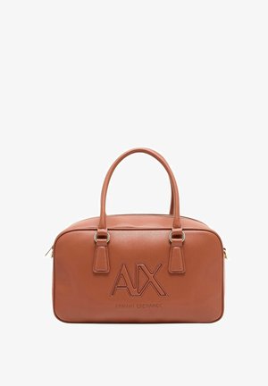 Borsa a tracolla in pelle marrone con manici doppi, logo "AX" in rilievo e testo "Armani Exchange" sulla parte frontale, forma rettangolare con chiusura a zip.