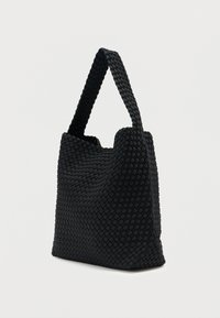 Μαύρη υφασμάτινη τσάντα tote με υφή και ορθογώνιο σχέδιο. Διαθέτει κοντές, ανθεκτικές λαβές και ελαφρώς κυρτή κορυφή για εύκολη πρόσβαση.