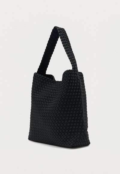 Μαύρη υφασμάτινη τσάντα tote με υφή και ορθογώνιο σχέδιο. Διαθέτει κοντές, ανθεκτικές λαβές και ελαφρώς κυρτή κορυφή για εύκολη πρόσβαση.