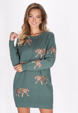 Grünes Pulloverkleid mit langen Ärmeln, das ein Tiger-Muster in Beige und Schwarz aufweist. Weicher Stoff, lässige Passform, Rundhalsausschnitt und mittellange Länge.