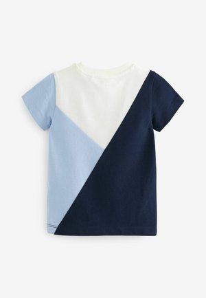 Kortærmet T-shirt med et geometrisk farveblok design i hvid, lyseblå og marineblå. Fremstillet af bomuld med ribbet halsudskæring.