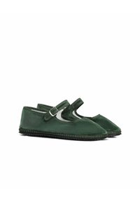 Groene fluwelen mary jane schoenen met een enkelbandje, ronde neus, zachte textuur en een contrasterende zwart gestikte zool.