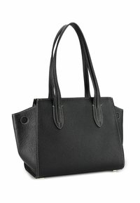 Borsa tote in pelle nera con superficie texturizzata, manici alti e cuciture a contrasto. Forma rettangolare con angoli arrotondati e fori laterali.