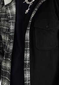 SIKSILK HALF & HALF CONTRAST HOODED SHIRT - Lehká bunda - black/grey