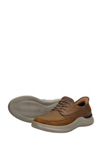 Zapatos de cuero marrón con un acabado suave, suela de goma gris, diseño de cordones y un acolchado suave alrededor del tobillo para mayor comodidad.