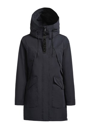 Donkerblauwe parka-jack met een hoge kraag en een verstelbare capuchon. Beschikt over twee voorzakken, een ritssluiting en een merklabel op de hals.