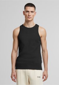 Sort tanktop med rund halsudskæring, lavet af blødt bomuldsstof. Har ærmeløs design og et minimalistisk look. Ingen mønstre eller detaljer.