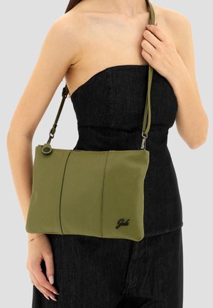 Borsa a tracolla verde in pelle con finitura testurizzata, dotata di cerniera superiore e accentuazione nera del logo. Tracolla regolabile. Design rettangolare semplice.